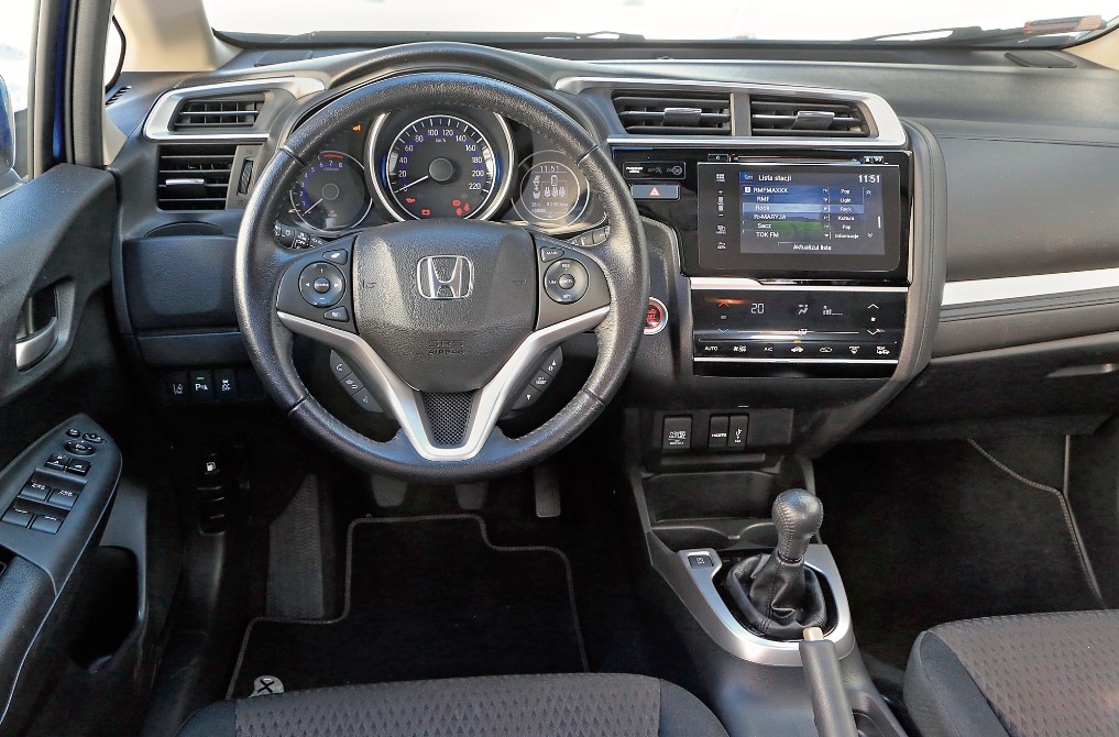 Dość nowocześnie prezentuje się deska rozdzielcza Jazza, ale widoczność na skos do przodu mogłaby być lepsza