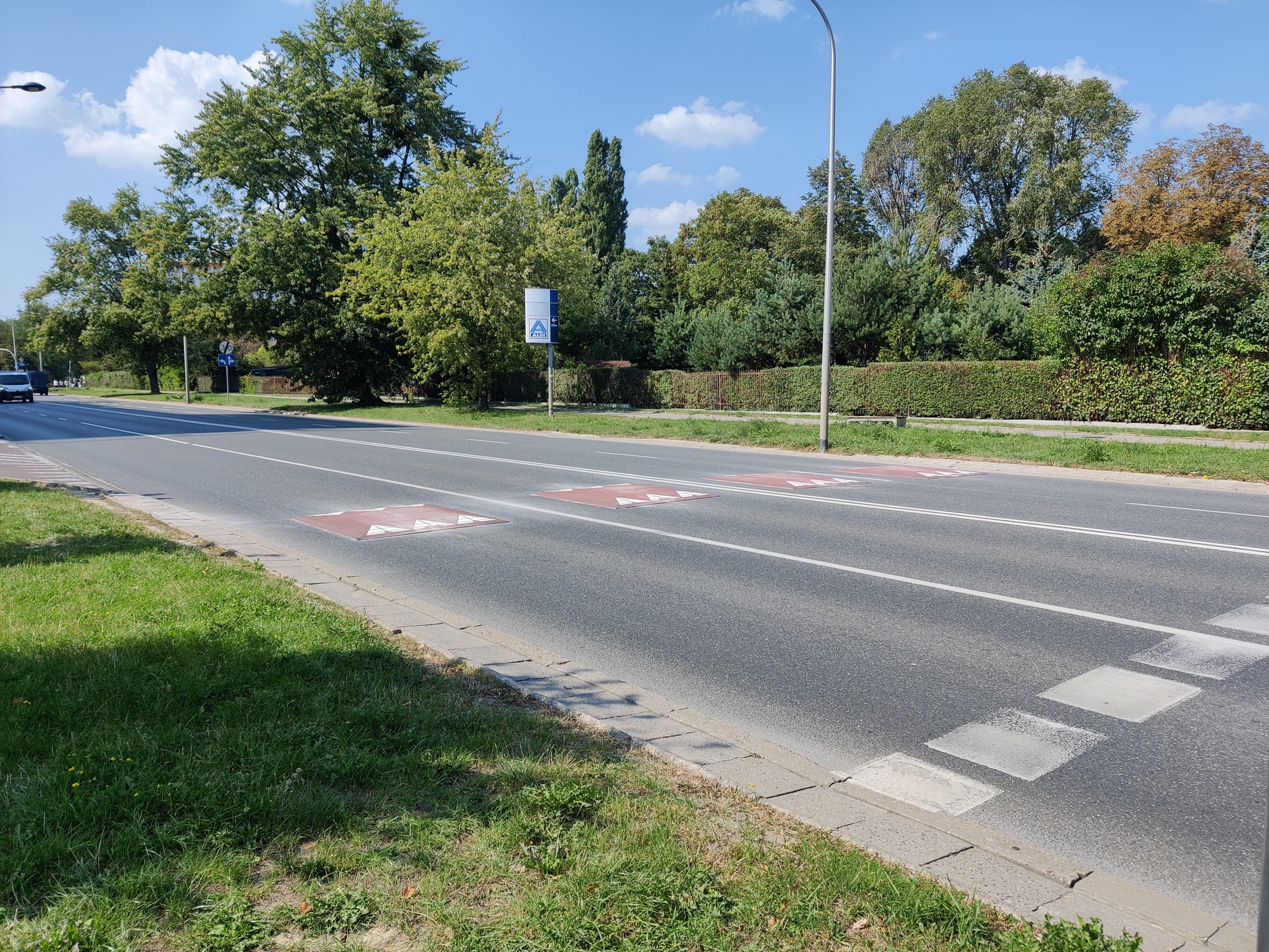 Ulica Woronicza w Warszawie po zamontowaniu progów zwalniających