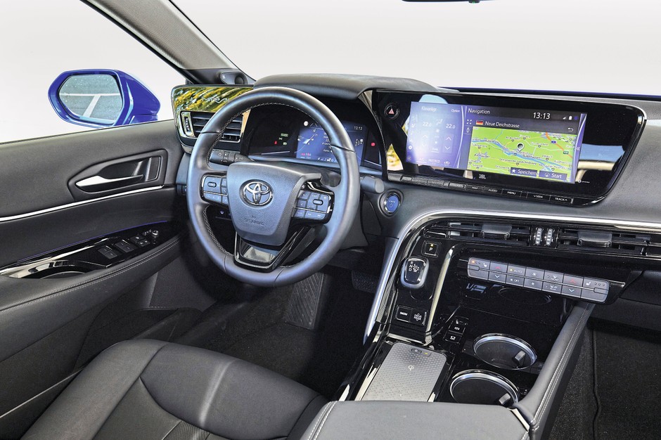 Toyota Mirai: wnętrze jak to w Toyotach. Nawigacja wyraźnie gorsza niż u konkurencji.