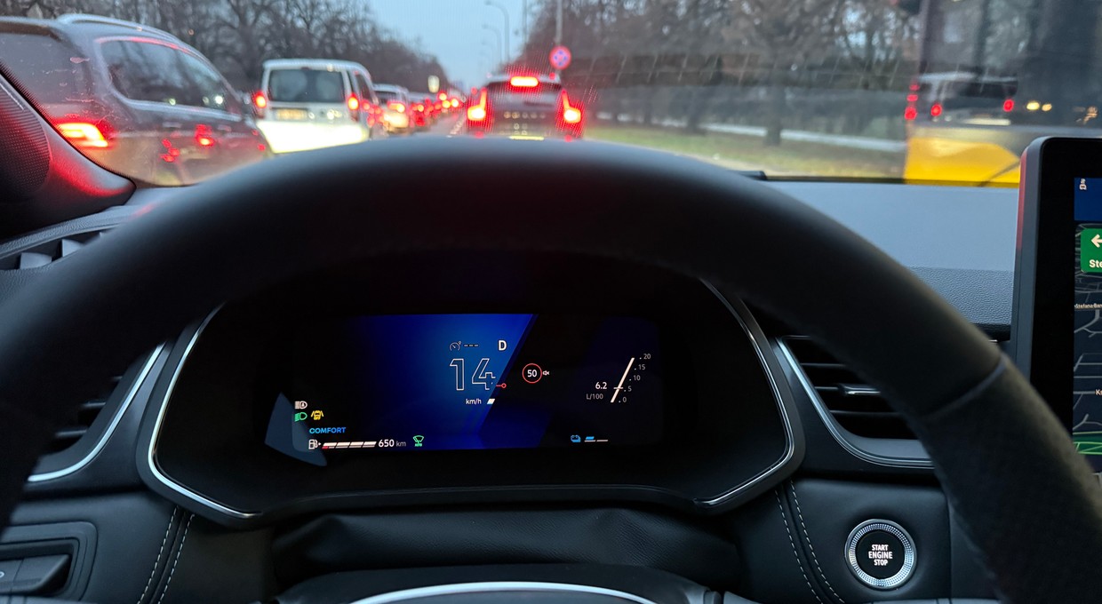 Sprawdziłem, ile pali francuska hybryda podczas jazdy w korkach. Czy Renault Symbioz zmieści się w piątce?