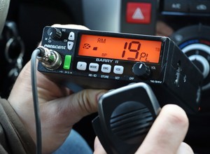 Czy CB w aucie ma jeszcze sens? Testujemy CB-radio President Barry II