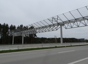 Wielkie kraty stanęły nad polskimi drogami. Do czego tak naprawdę służą?