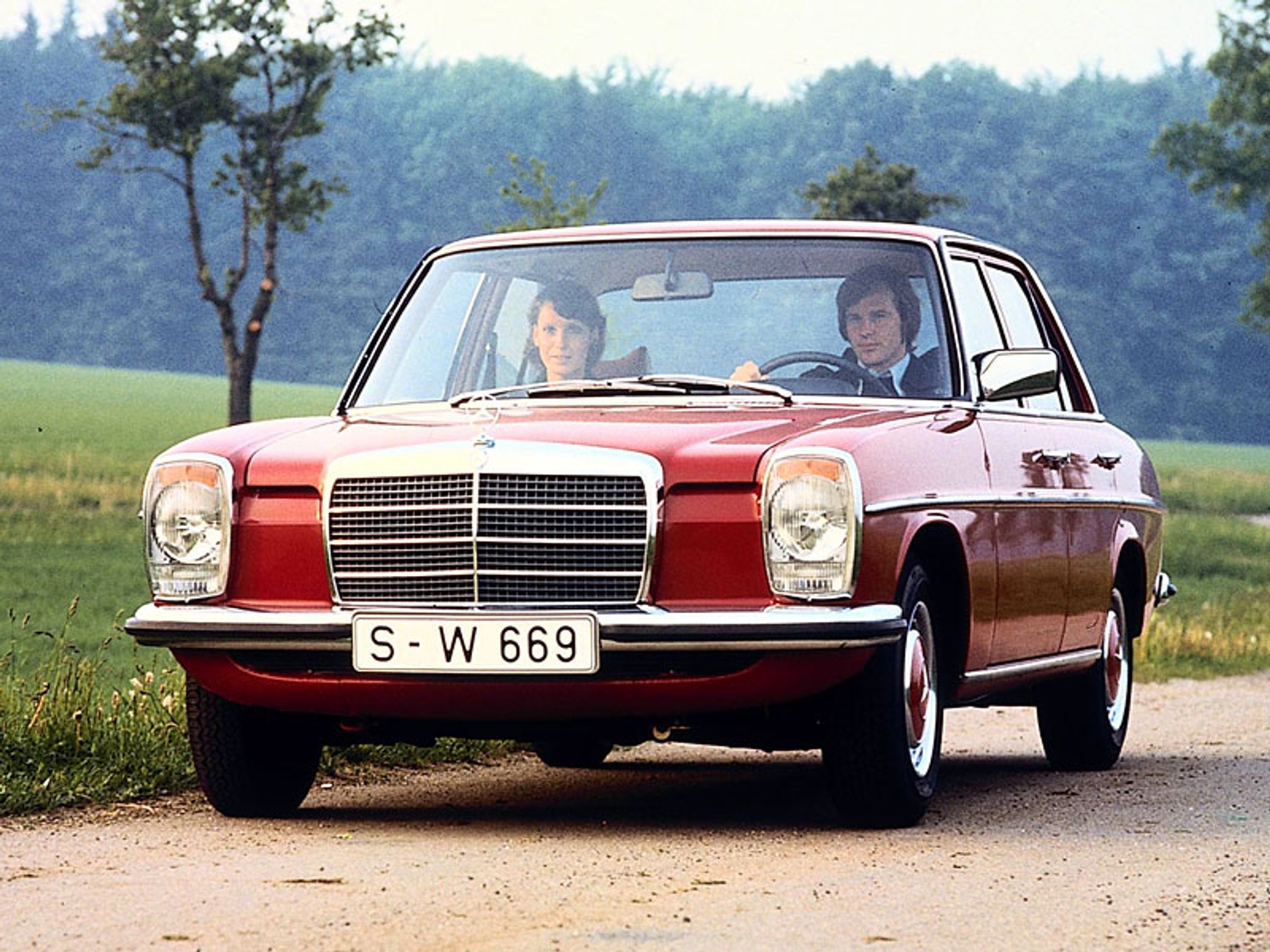 Mercedes-Benz E: historia gwiazdy klasy średniej wyższej (250 fotografii)