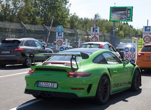 "Touristenfahrten" na Nürburgringu. Wyjaśniamy, jak wjechać na słynny tor i ile kosztuje kraksa