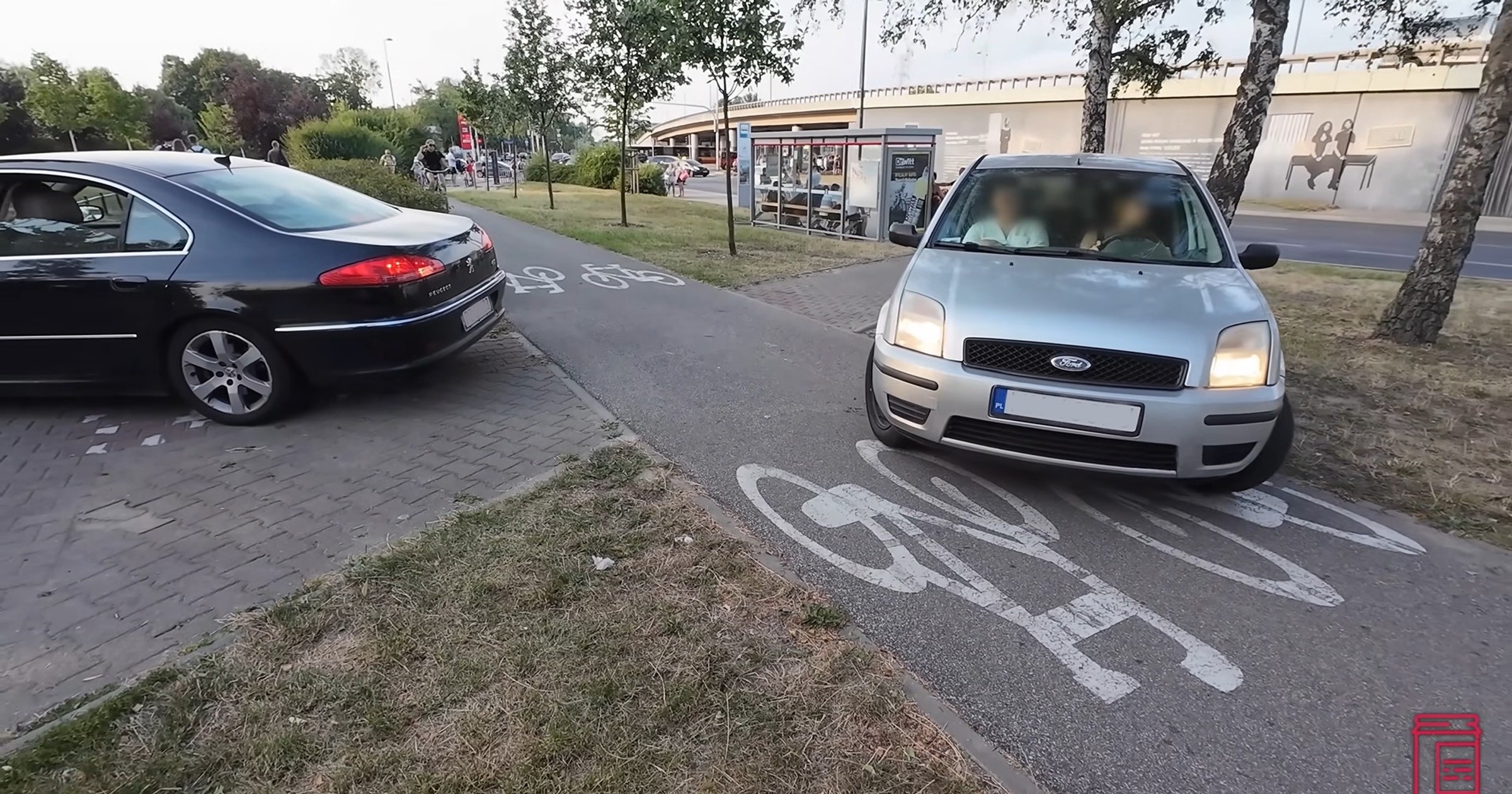 Jazda po chodniku i ścieżce rowerowej praktycznie zawsze jest zakazana