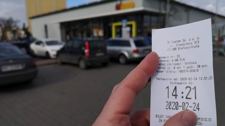 Parkowanie na parkingu przed sklepem