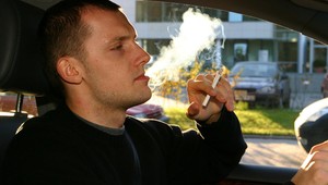 Osiem porad, jak skutecznie usunąć z samochodu brzydki zapach papierosów, pleśni, stęchlizny