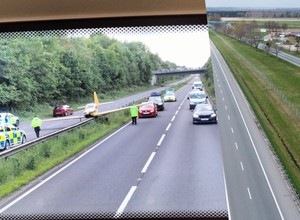 Samolot na środku autostrady w Wielkiej Brytanii. Pilot musiał lądować