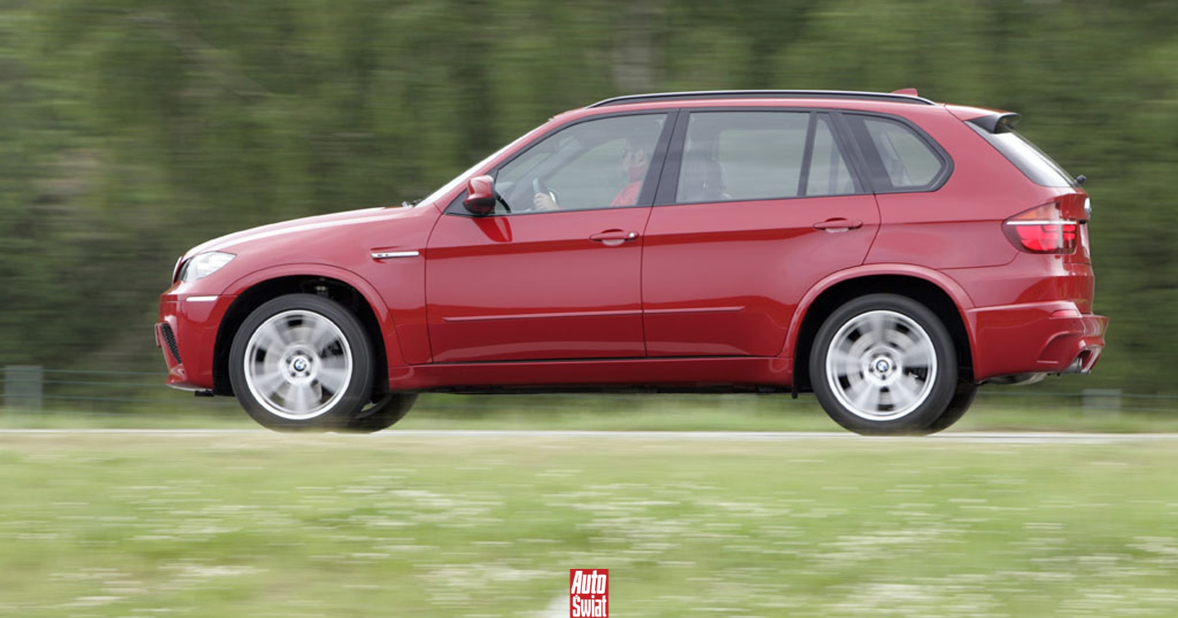 To najbardziej paliwożerne samochody, jakie można kupić. Niechlubny ranking SUV-ów