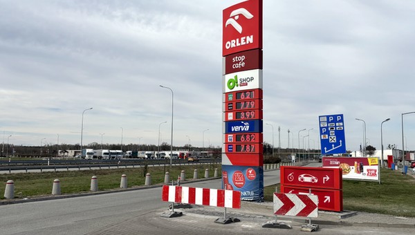 Stacja paliw przy autostradzie A1
