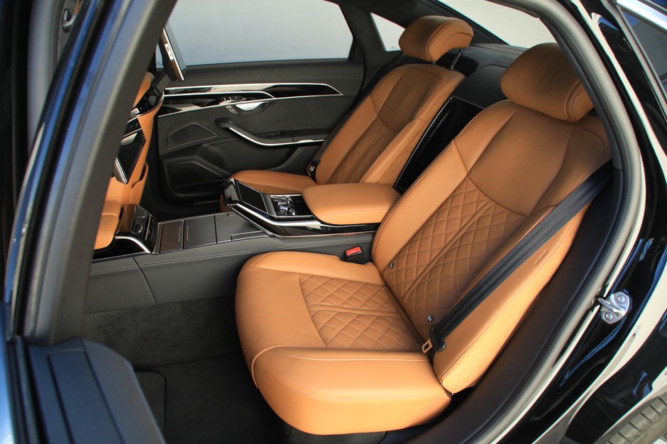 Audi A8  nie jest wcale najbardziej komfortowym, ani najdroższym autem w tym segmencie. To raczej dosyć konserwatywny wybór, bo ten model ma znacznie dłuższy staż rynkowy od konkurentów w tym segmencie.