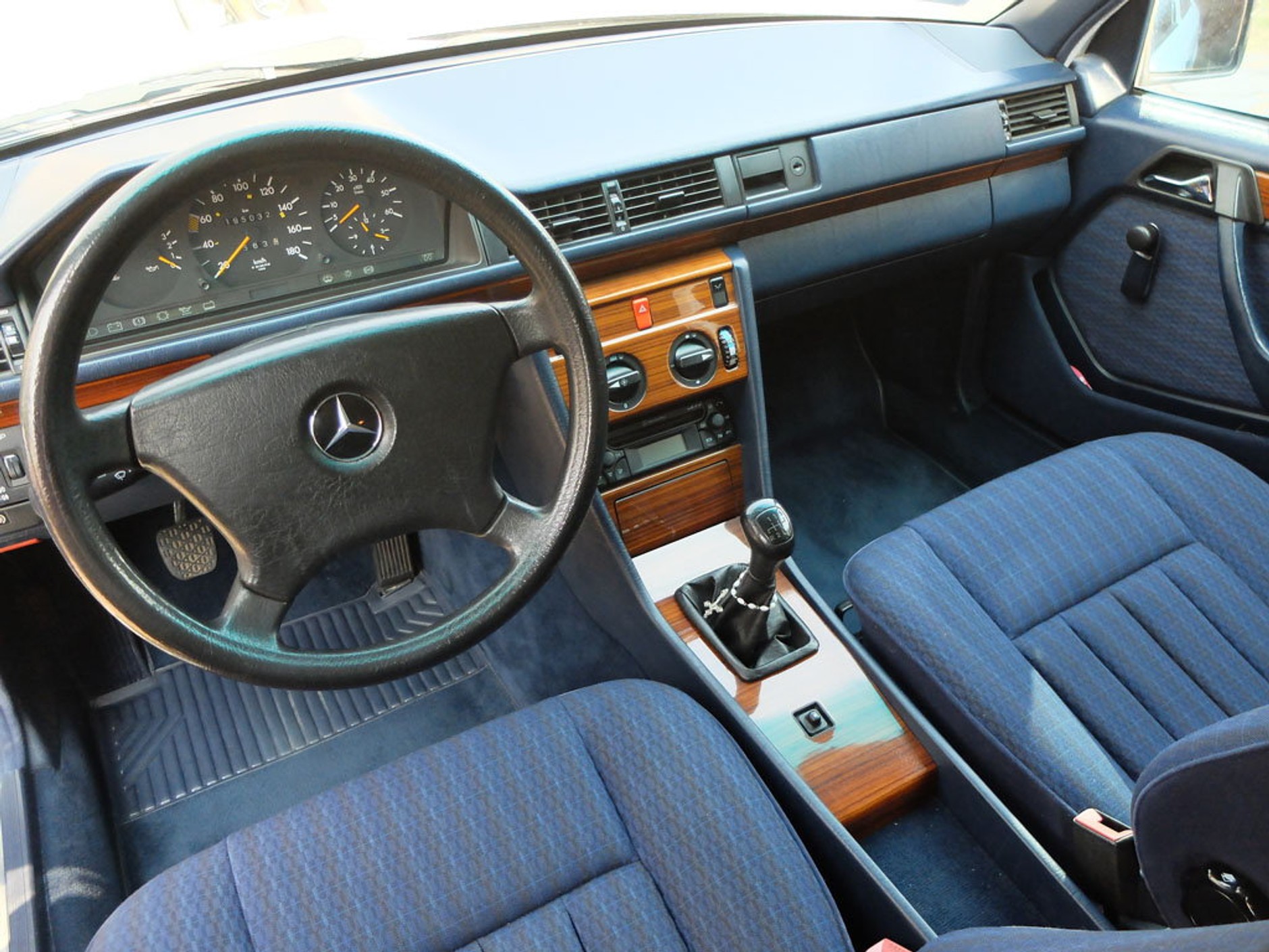 Jak i czym odświeżyć środek auta?