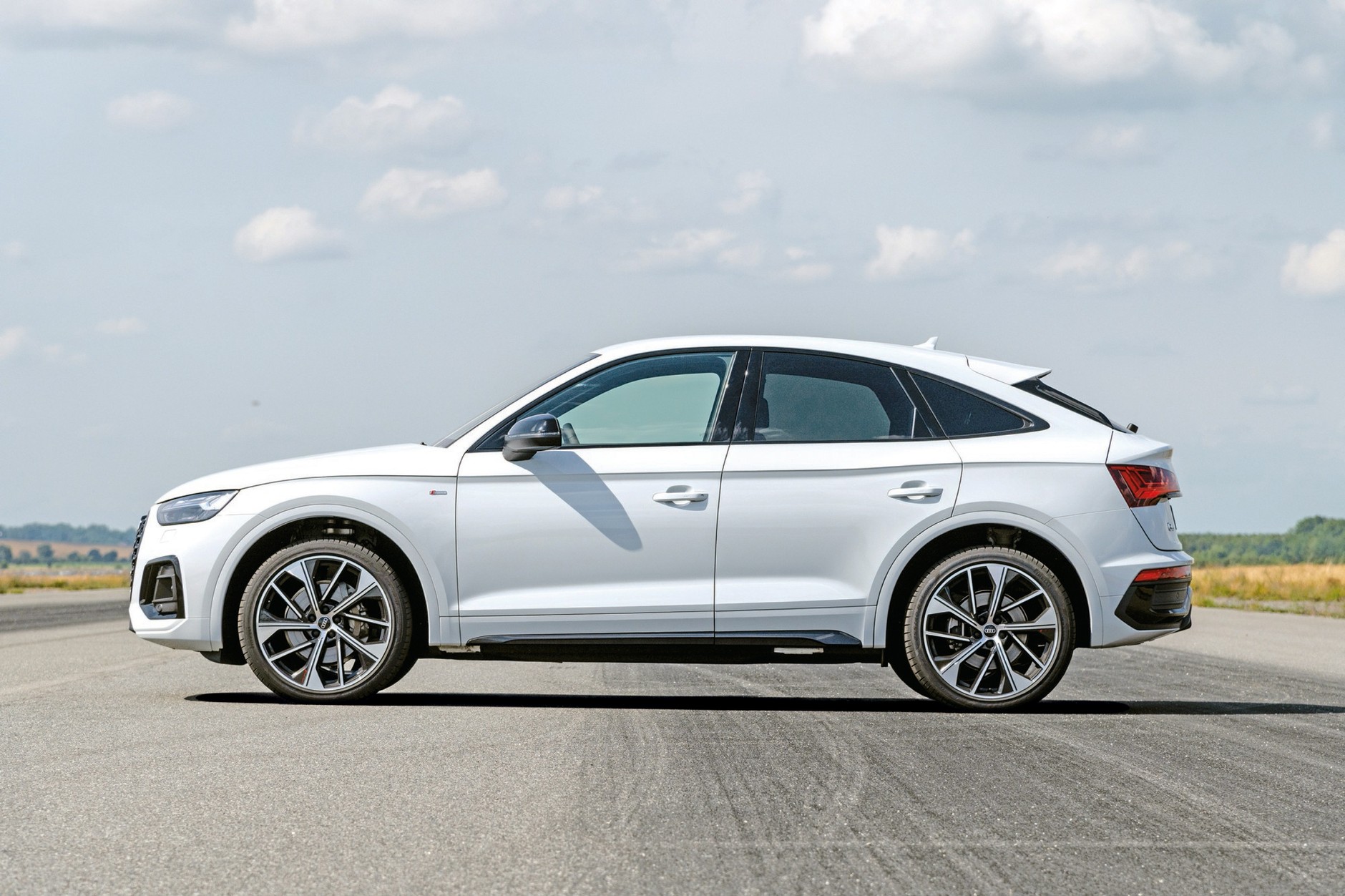 Audi Q5 Sportback z profilu. Rozstaw osi 2819 mm, długość 4689 mm.