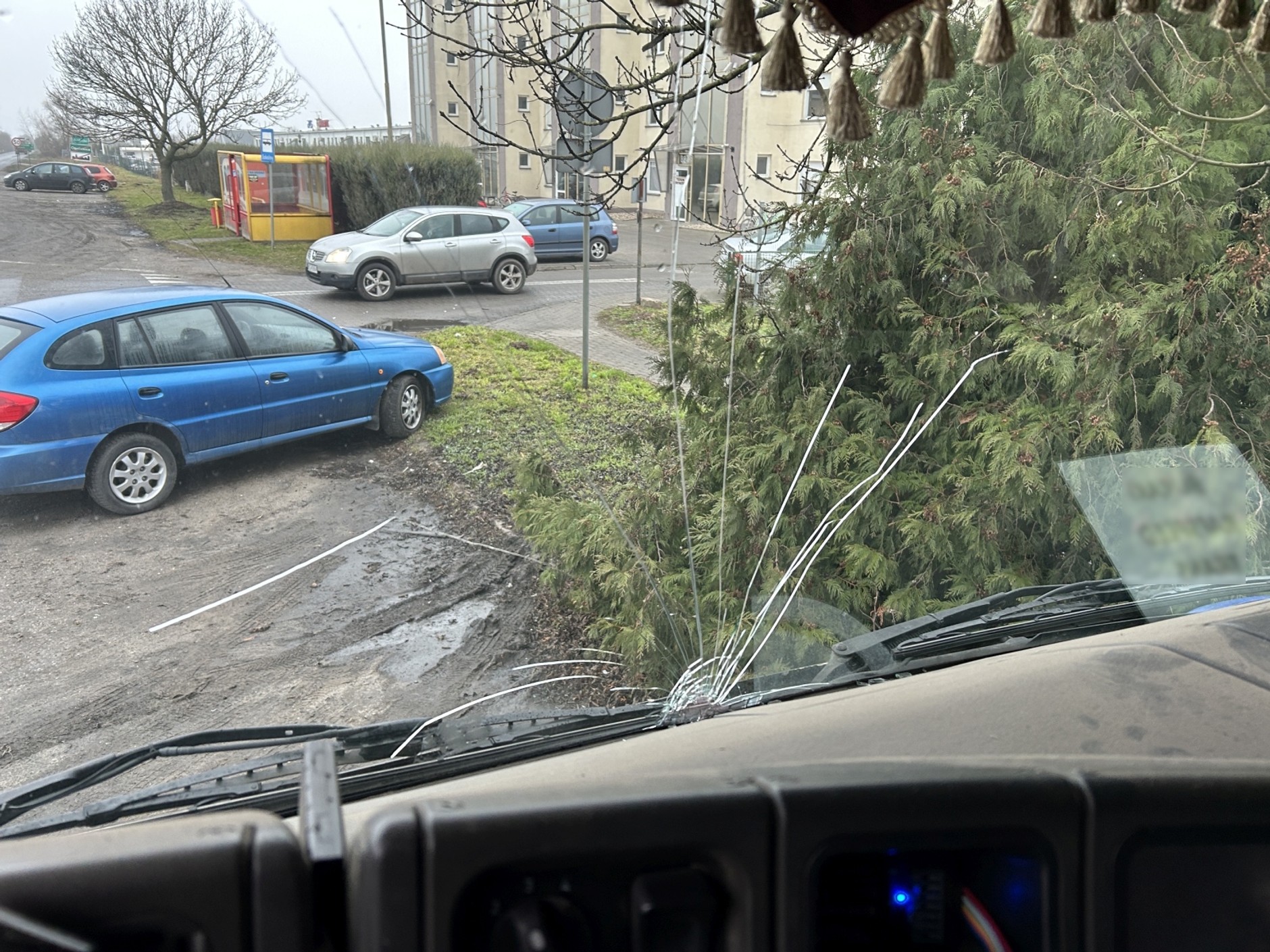Pęknięta szyba – to wyklucza zaliczenie badań technicznych