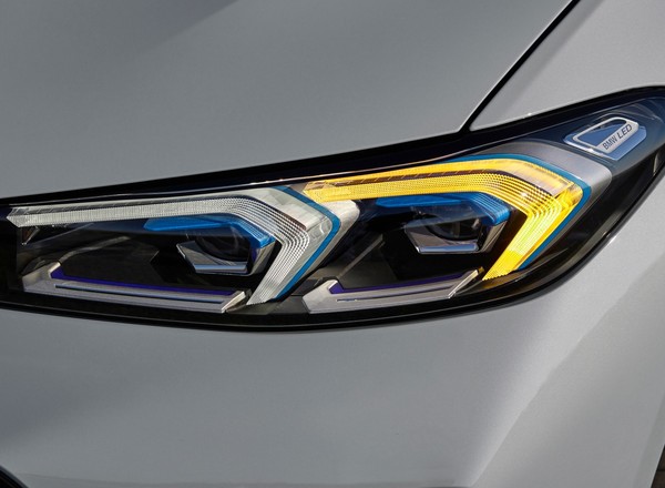 BMW przypomina, że ich samochody mają kierunkowskazy. Należy ich używać
