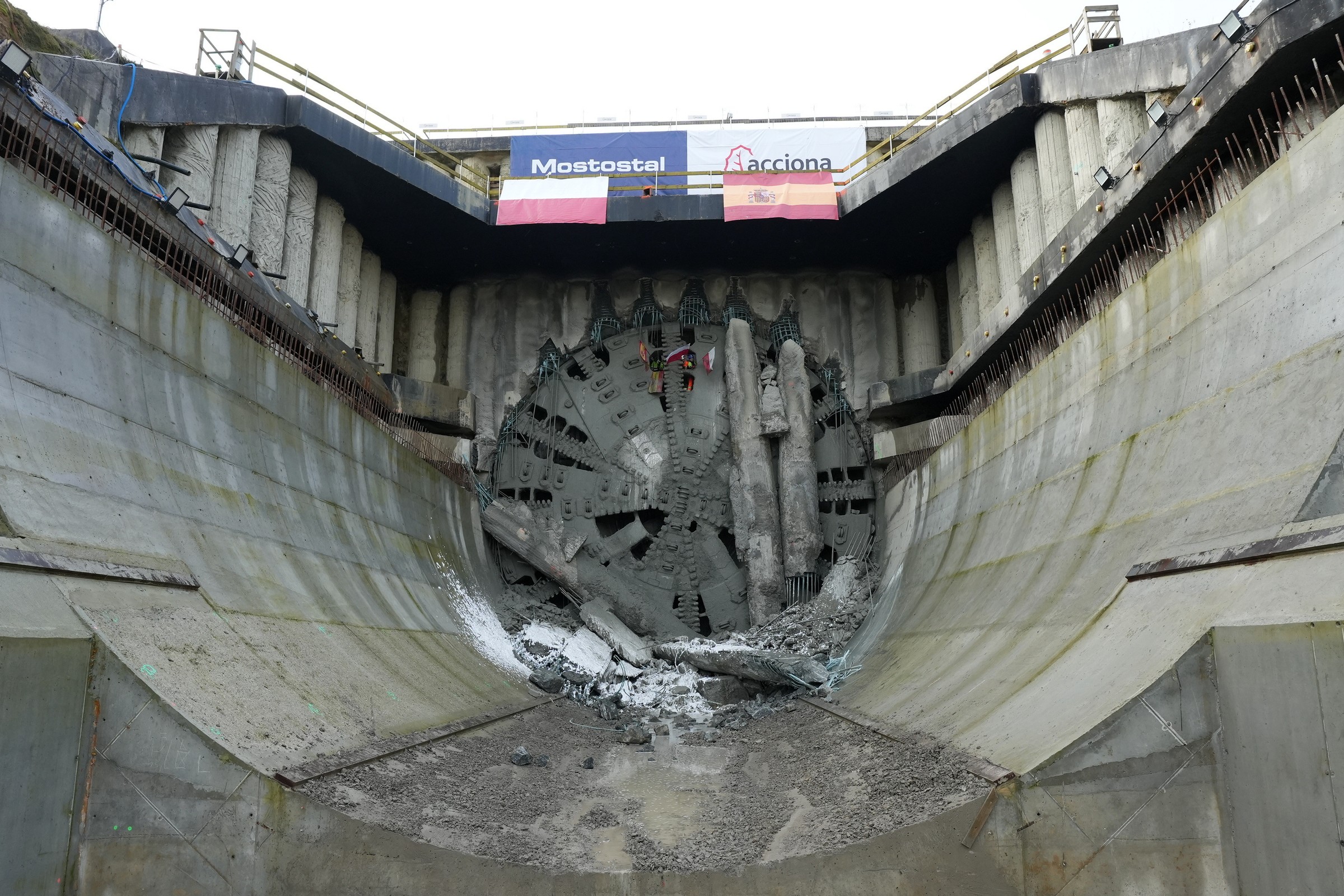 Karpatka TBM przebiła tunel na S19. Pierwsza nawa odhaczona. Co dalej?