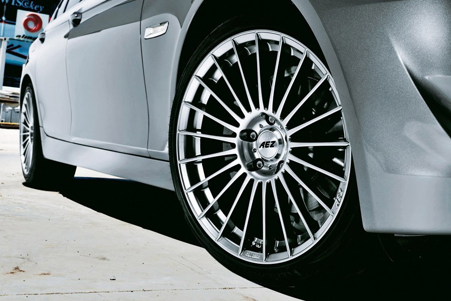 Wielkie felgi, niskoprofilowe opony – to gwarancja świetnego wyglądu oraz... problemów. Taki setup sprawdza się na torze, a nie na drogach publicznych. 