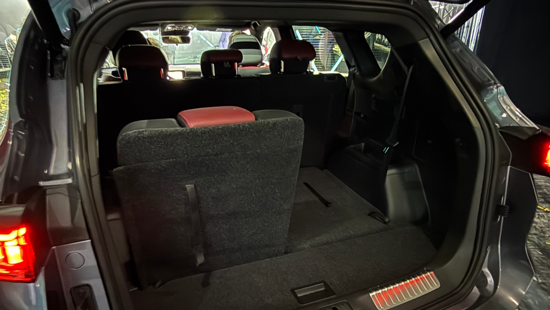 Jetour X70 Plus ma w bagażniku rozkładane dodatkowe siedzenia