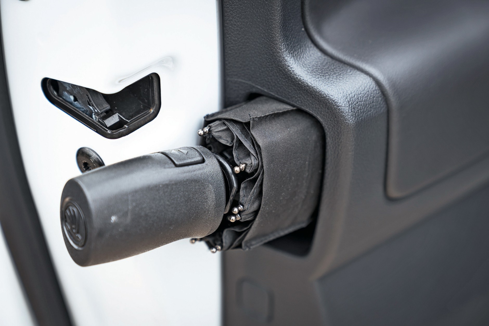 Skoda Enyaq Coupe 2022 - każdy ma takie gadżety, na jakie go stać. Właściciel Hyundaia ma lewitujące fotele i "pikselozę" na światłach, a fan Skody - parasolkę schowaną w drzwiach.