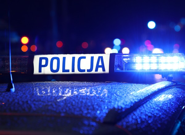 Radiowóz uderzył w drzewo. W środku były dwie nastolatki