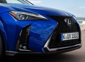 Najpierw Toyota, teraz Lexus. Hybrydowy SUV wjeżdża na finał wyprzedaży