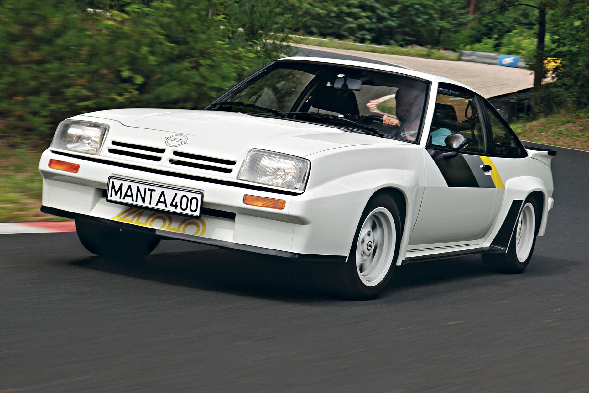 To nie jest żadna Manta, ona tylko tak wygląda! 
„Czterysetka” to najprawdziwsze auto rajdowe.