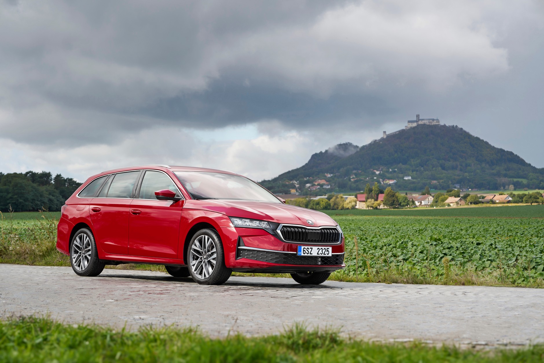 Skoda Octavia z nową hybrydą będzie miała nieco mniejszy bagażnik, ale pozostanie w wersji kombi i liftback