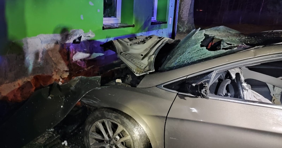 Pijany kierowca wjechał w budynek szkoły
