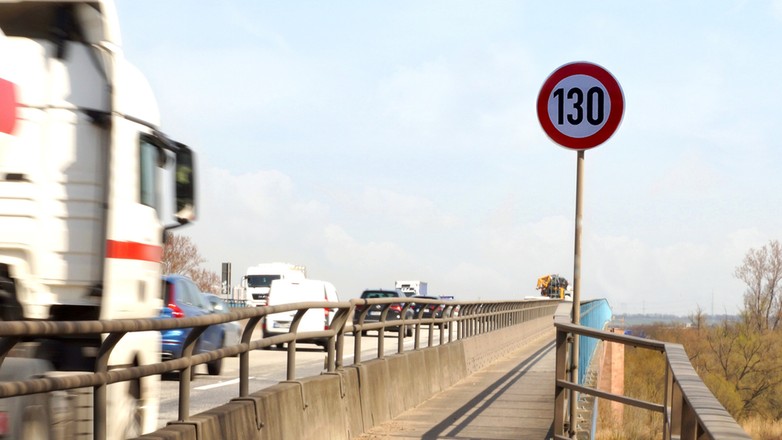 Autostrada w Niemczech, znak ograniczenia prędkości (zdjęcie ilustracyjne)
