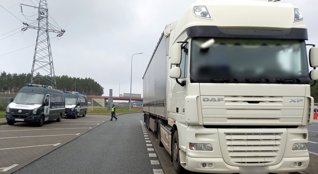 Kierowca TIR-a pozorował obecność kolegi, żeby jechać dalej