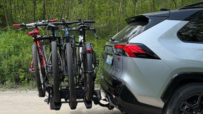 Thule EasyFold 3 z czterema rowerami