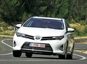 Toyota Auris TS Hybrid: ładowne hybrydowe kombi