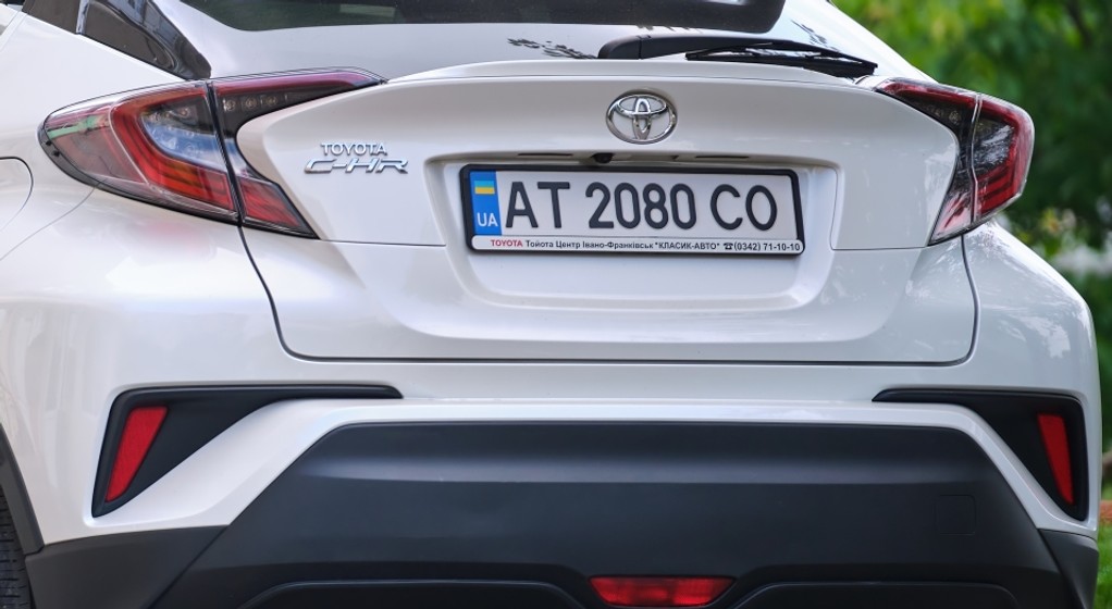 Toyota na ukraińskich tablicach nowego wzoru obowiązującego od 2015 r. 