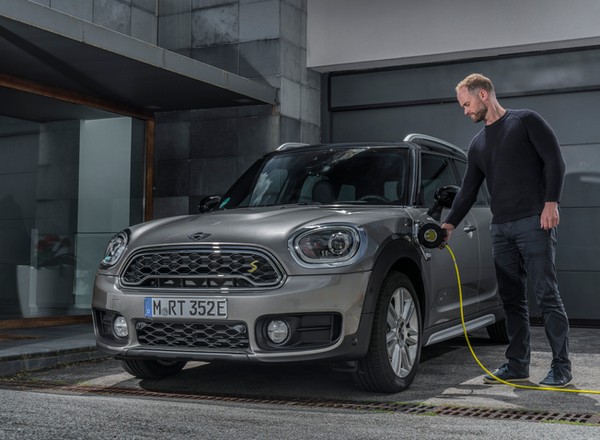Zabawy z prądem: MINI hybrydowe i elektryczne