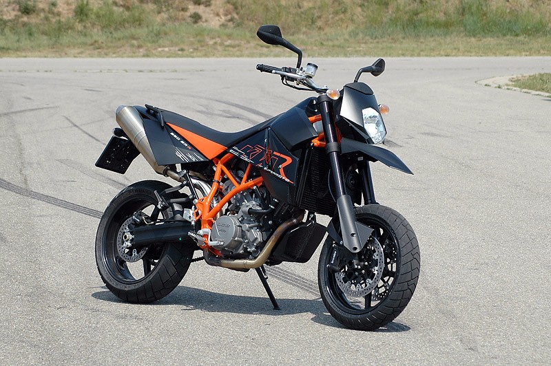 KTM 950 Supermoto R: duży dzikus (test)