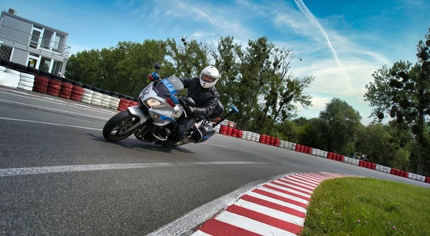Policjanci z drogówki na torze. Doskonalili technikę jazdy motocyklami