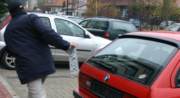 Do 5 lat więzienia za... kradzież tablic. Nowy pomysł Ministerstwa Sprawiedliwości