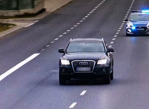 Uciekał z prędkością 200 km/godz.. W bagażniku przewoził migrantów [WIDEO]
