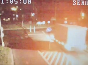 Policjanci udostępnili nagranie. Kierowca ciężarówki nie hamował przed rondem