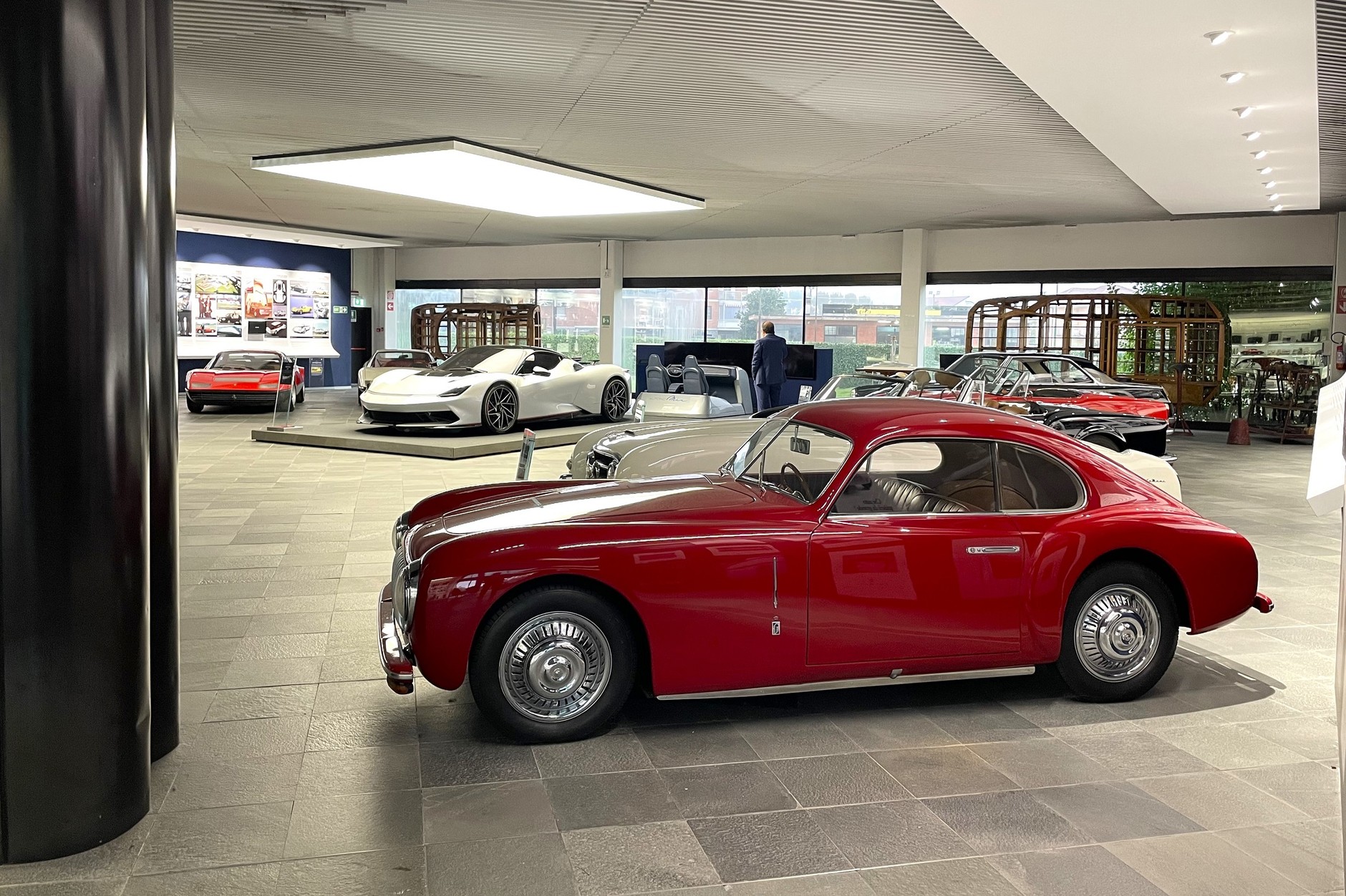 Muzeum Pininfariny. Na pierwszym planie Cisitalia z 1947 r., na piedestale Battista z 2020 r.