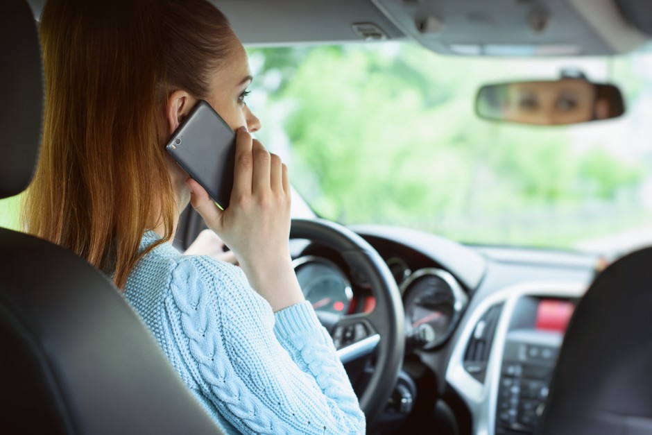 Prowadzenie rozmowy przez telefon podczas jazdy samochodem | zdj. ilustracyjne