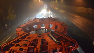 Gigant zjechał z A1 na drogę S8. Transport TBM kieruje się w stronę Warszawy