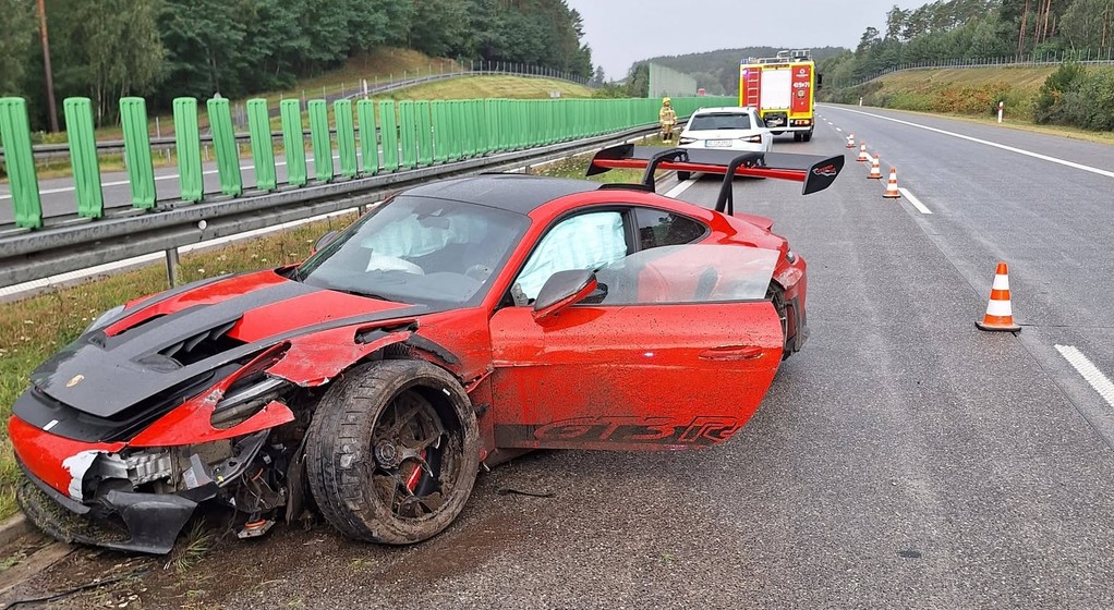 Porsche 911 GT3 RS uszkodzone na autostradzie A2