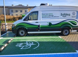 Żabka z własną stacją ładowania aut elektrycznych