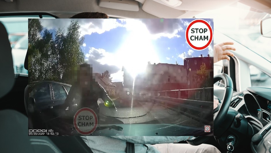 Waliła pięściami w maskę i kopała w zderzak. Tak wygląda agresja na drodze