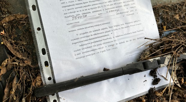 Kartka za wycieraczką pozostawionego samochodu. Po tygodniu zniknął z ulicy