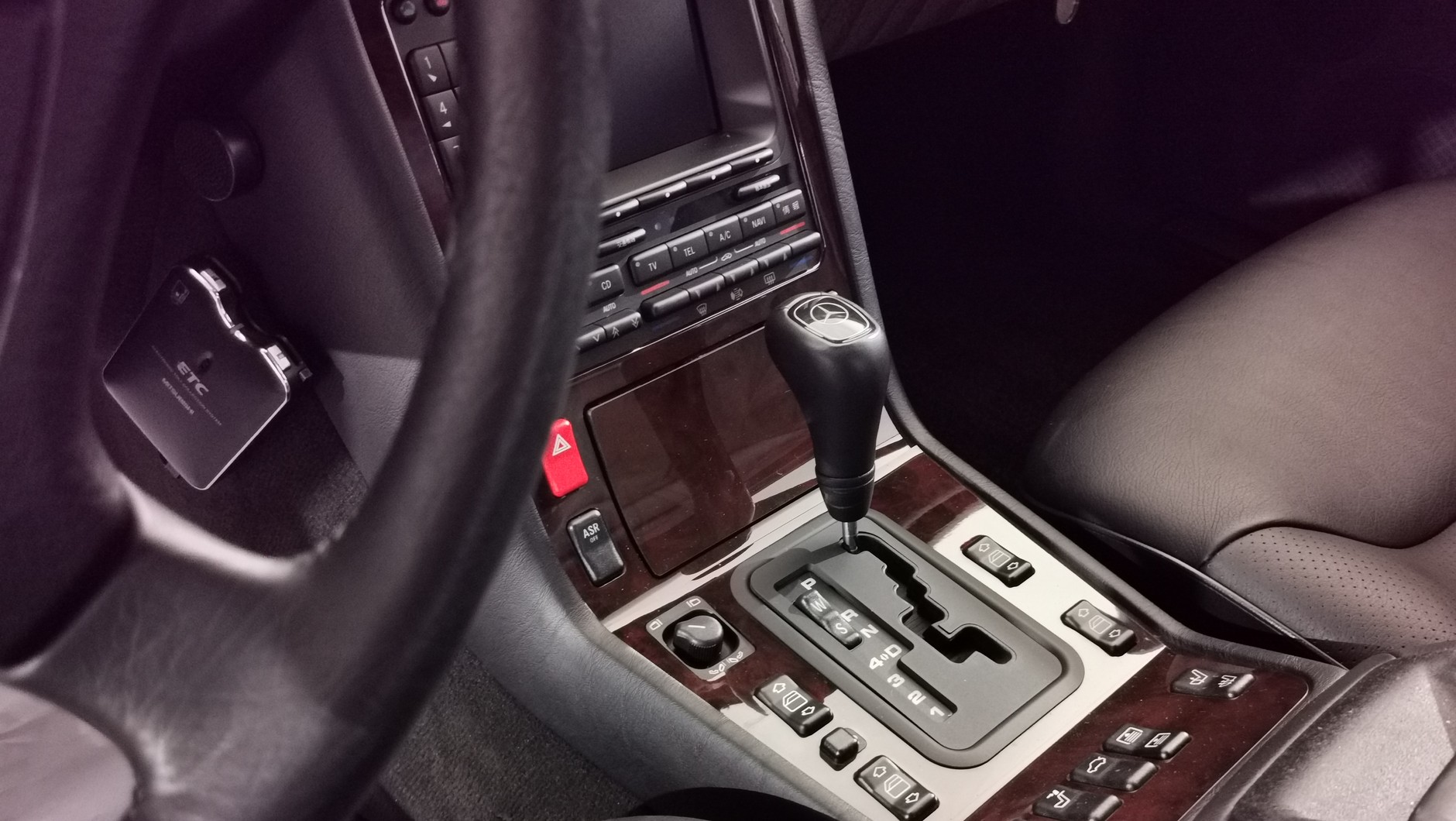 Wnętrze Mercedesa W140 (klasa S) z przebiegiem 80 tys. km. Ma ok. 30 lat, jest jak nowe
