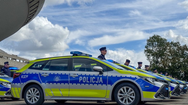 Policjanci ze Śląska dostali nowe radiowozy. Są hybrydowe