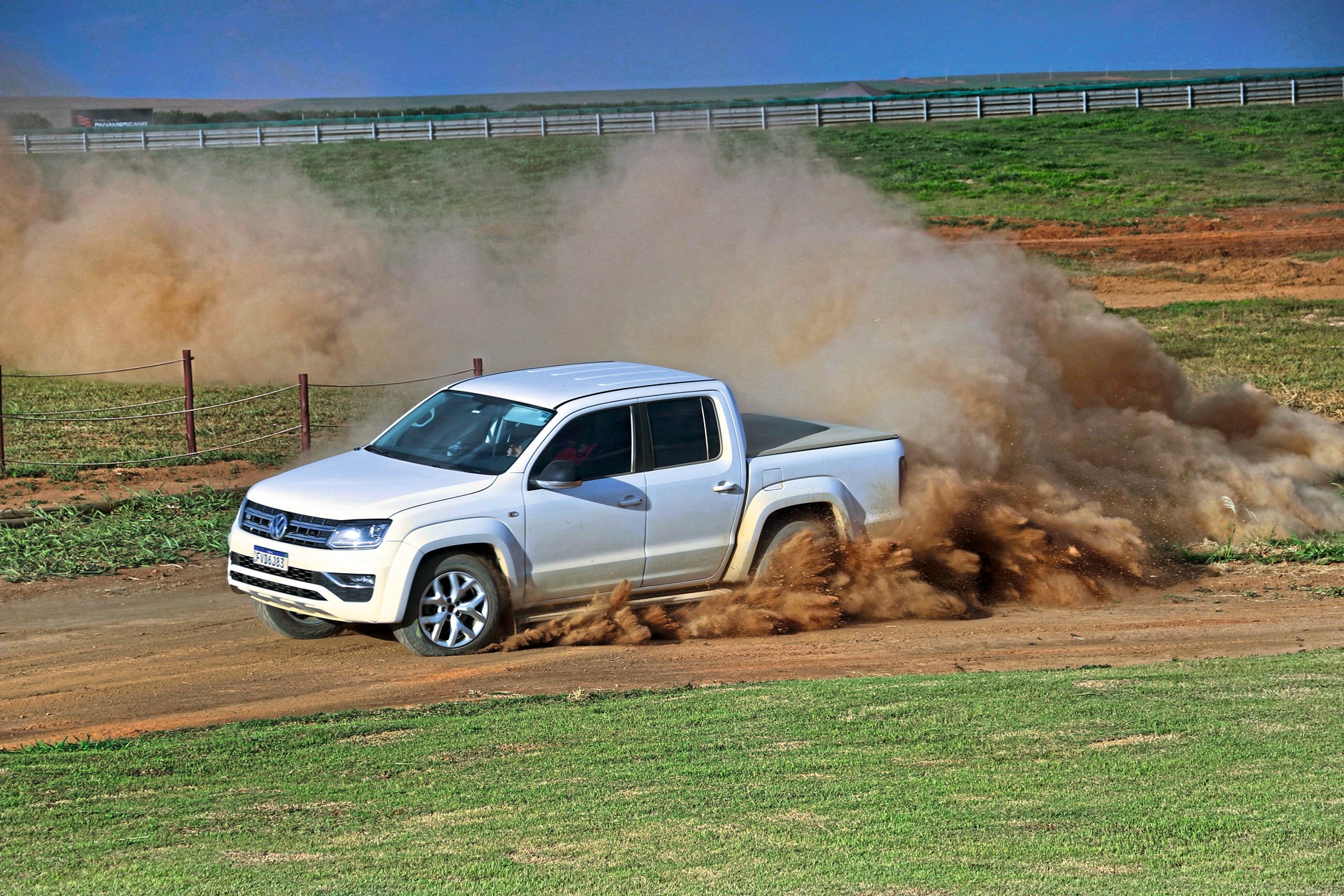Na luźnym podłożu całkiem nieźle radziły sobie też opony zimowe. 