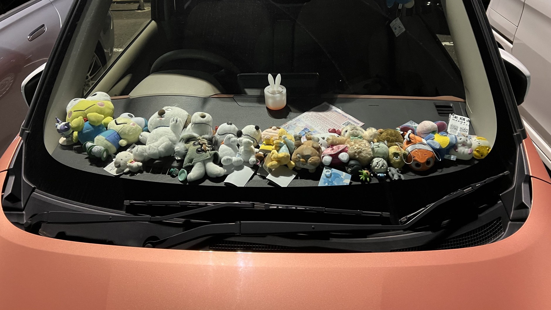 Japończycy uwielbiają maskotki. Ile się ich zmieściło na podszybiu Nissana Dayz II Bolero, którego całe nadwozie mierzy zaledwie 147,5 cm szerokości?